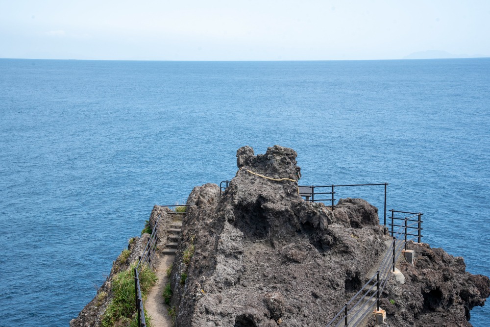 石廊崎】伊豆半島の最南端の絶景岬。真っ青な海に白く輝く灯台も