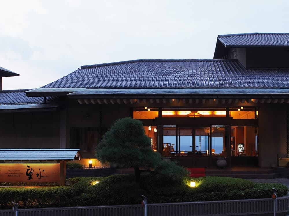 東伊豆・老舗旅館 望水】 幻想的な「ムーンロード」の月光に包まれる宿