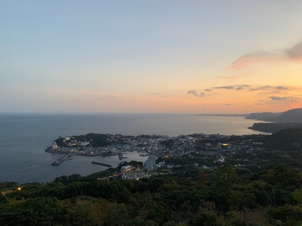 【稲取温泉】景色と料理も楽しめる、稲取漁港を抱く東伊豆町の温泉地 - COLUMN|Izu Letters