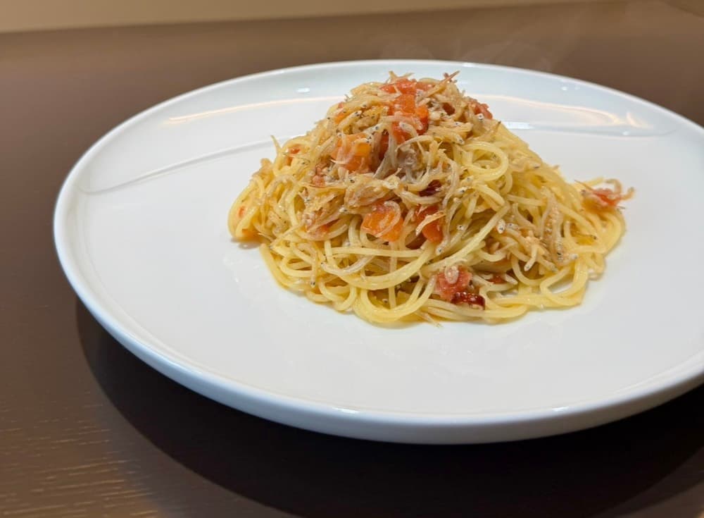 KOUWA　窯揚げしらすとフレッシュトマトのパスタ
