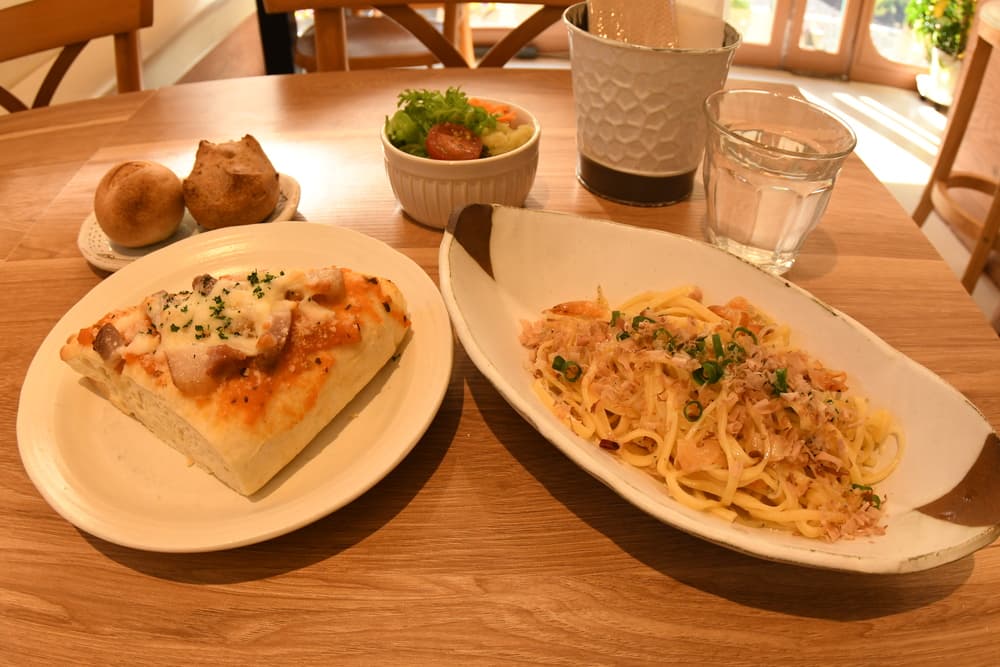 しいの木やま　フォカッチャとパスタ