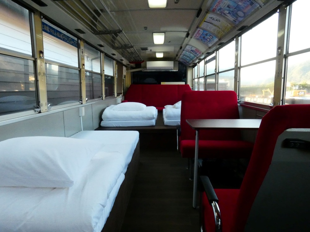 ばすてい バス車内 ベッド