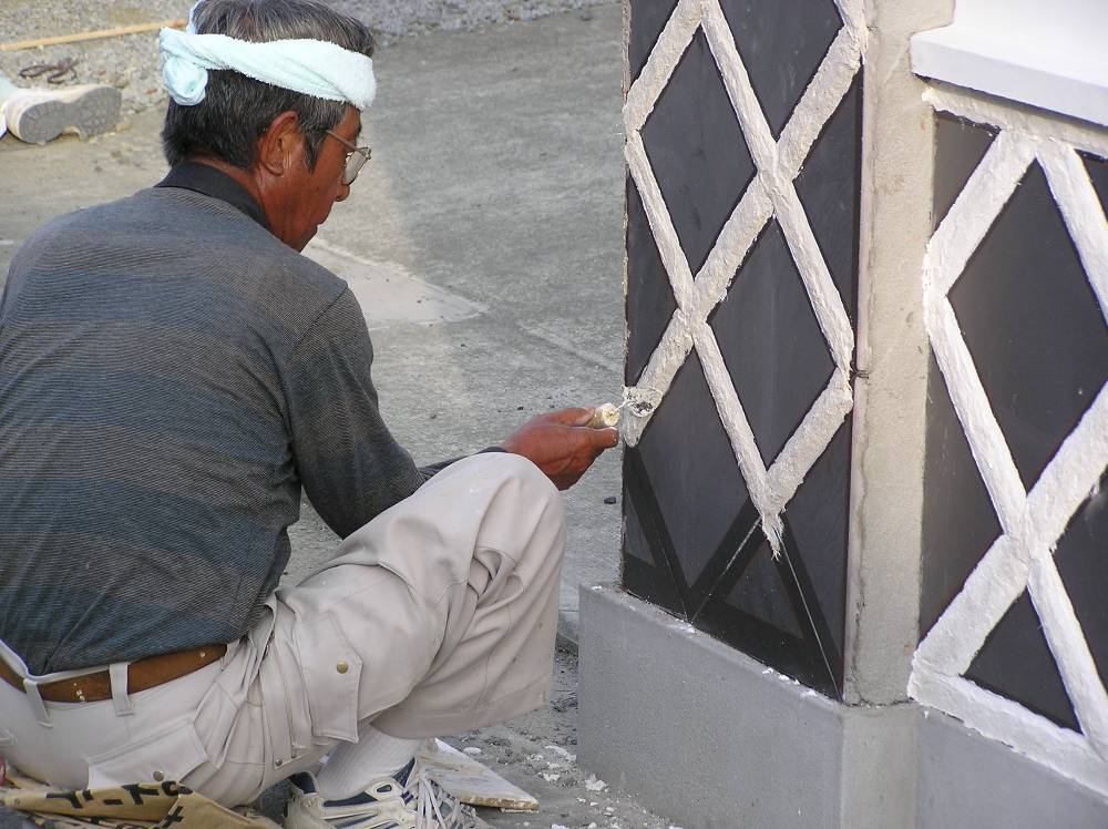 職人と町人たちが守り継ぐ、漆喰の技「なまこ壁」