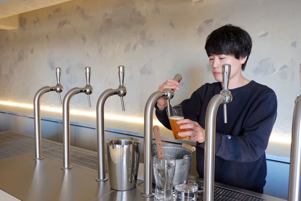 朔日　ビールを注ぐようす