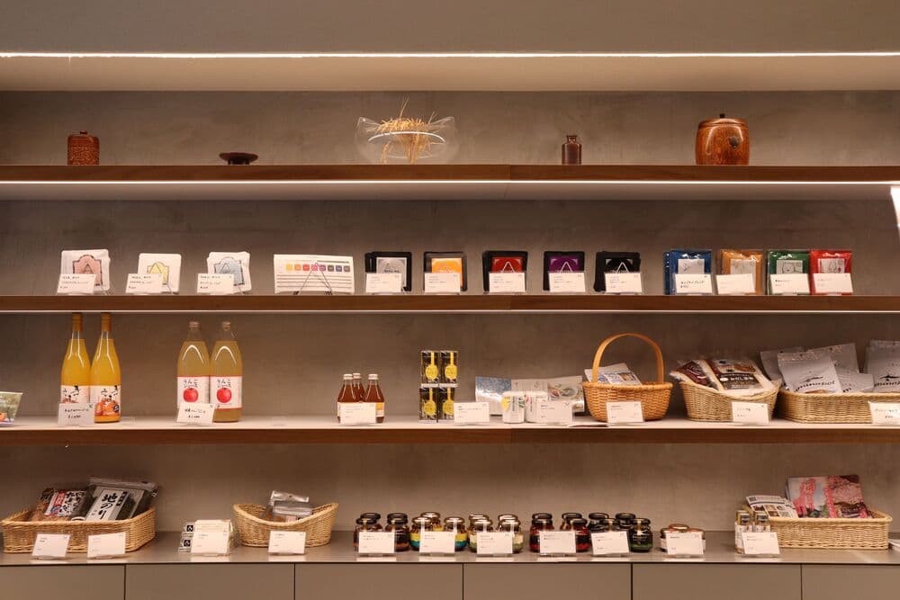 かまなり 土産物コーナー