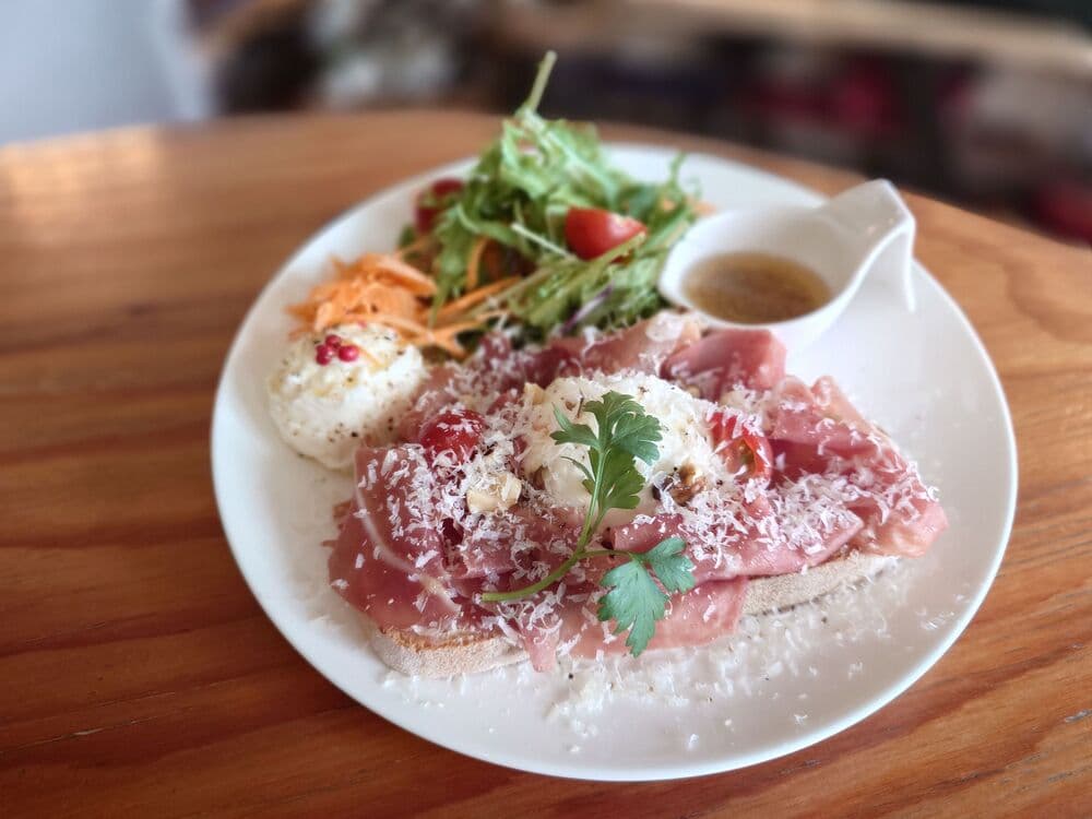 ブルーナインカフェ 「生ハムとブラータチーズのトースト」