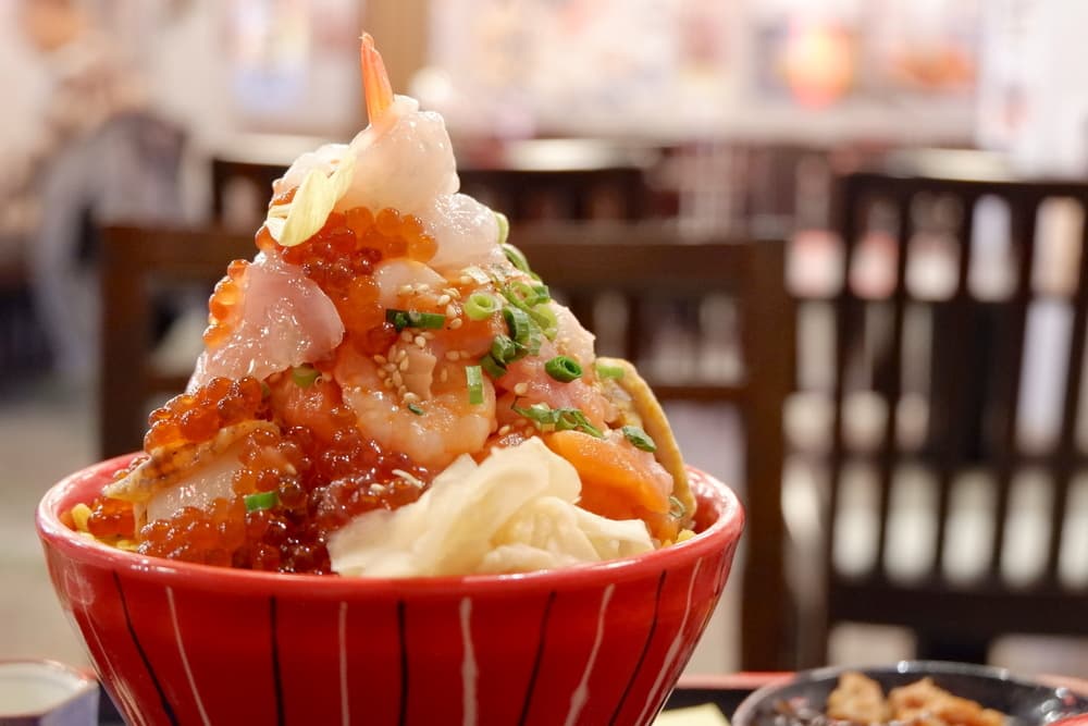 とくぞう　「てんこ盛り魚屋のまかない丼定食」