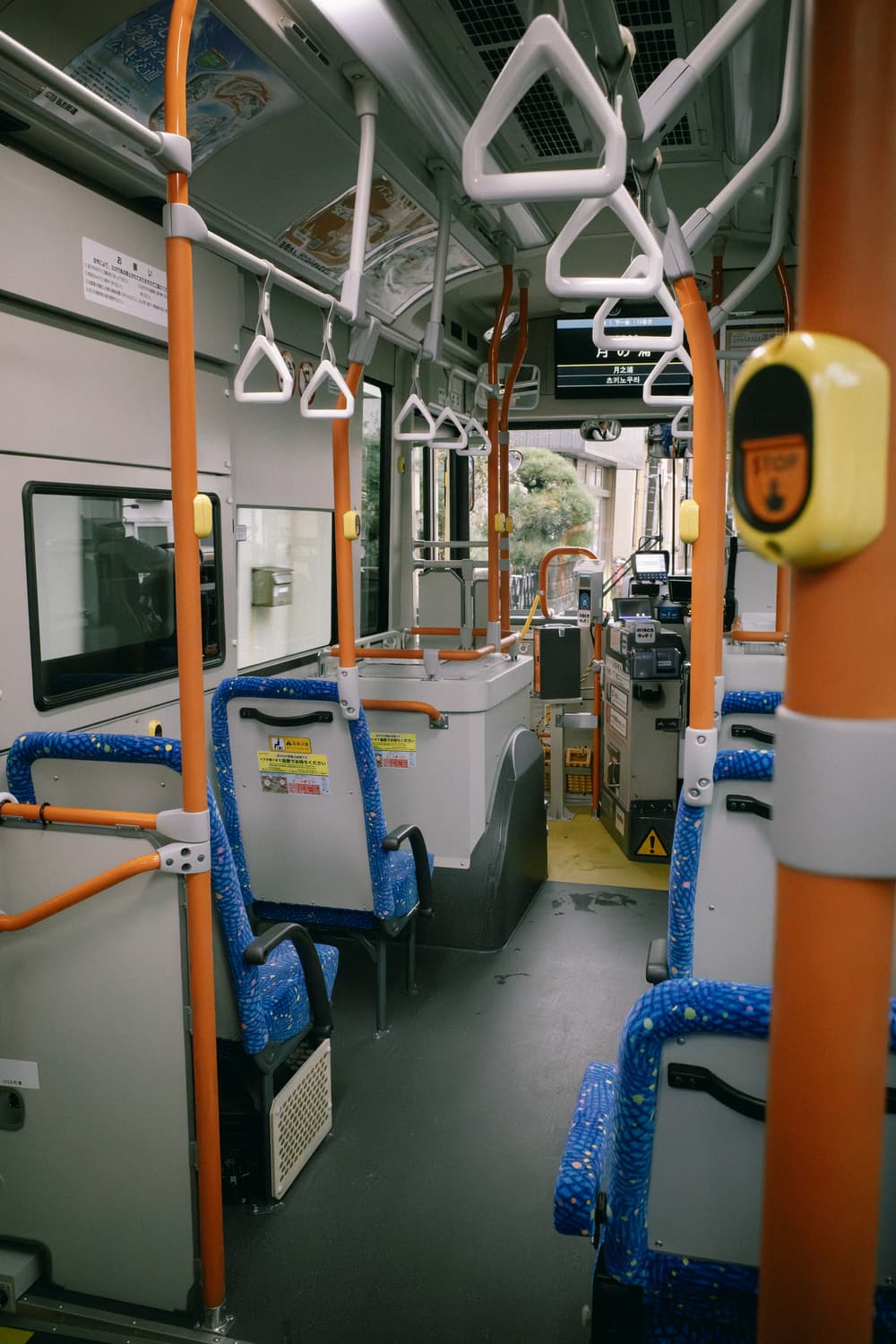 バス車内