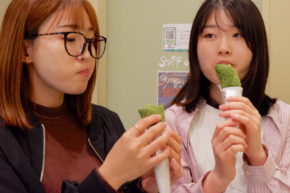 さとり　クレープを食べるようす