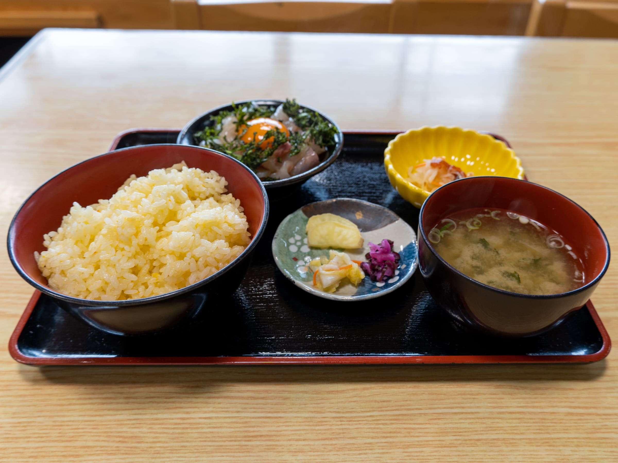 やま弥 みかんご飯】旅人たちに愛される民宿の定食屋。魚と一緒に